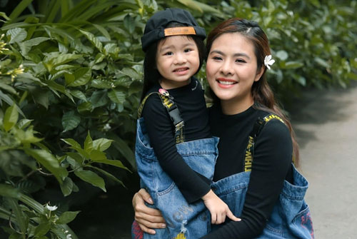 V&#xE2;n Trang m&#x1EEB;ng con g&#xE1;i 4 tu&#x1ED5;i