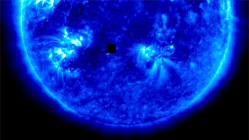 Bí ẩn hộp vuông đen sì xuất hiện nghi người ngoài hành tinh che mắt vệ tinh loài người