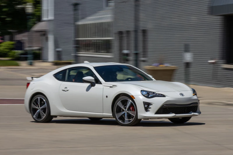 8. Toyota 86 2020 (giá khởi điểm: 27.060 USD, điểm tổng thể: 7,6/10). 