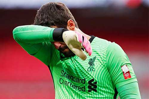 Klopp báo hung tin về Alisson khiến Liverpool lo lắng