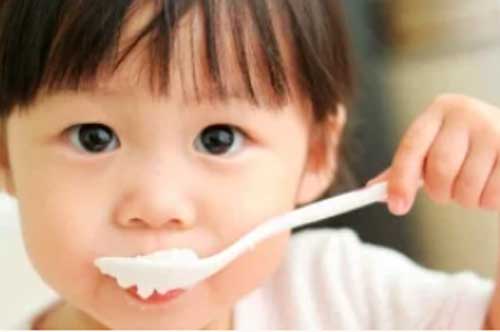 2 sai lầm khi cho con ăn cơm khiến bé còi cọc, chậm lớn