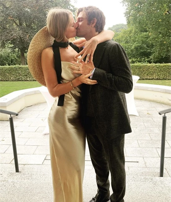 Toni Garrn và Alex Pettyfer khoe nhẫn cưới sau hôn lễ.
