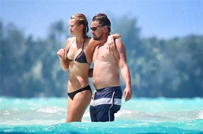 Toni Garrn và Leonardo DiCapri tắm biển năm 2014.