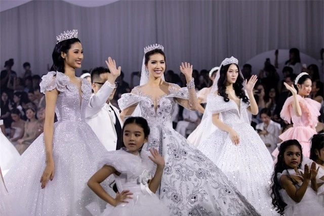 Choáng với bộ váy 50.000 viên pha lê của siêu mẫu Minh Tú - Ảnh 10.