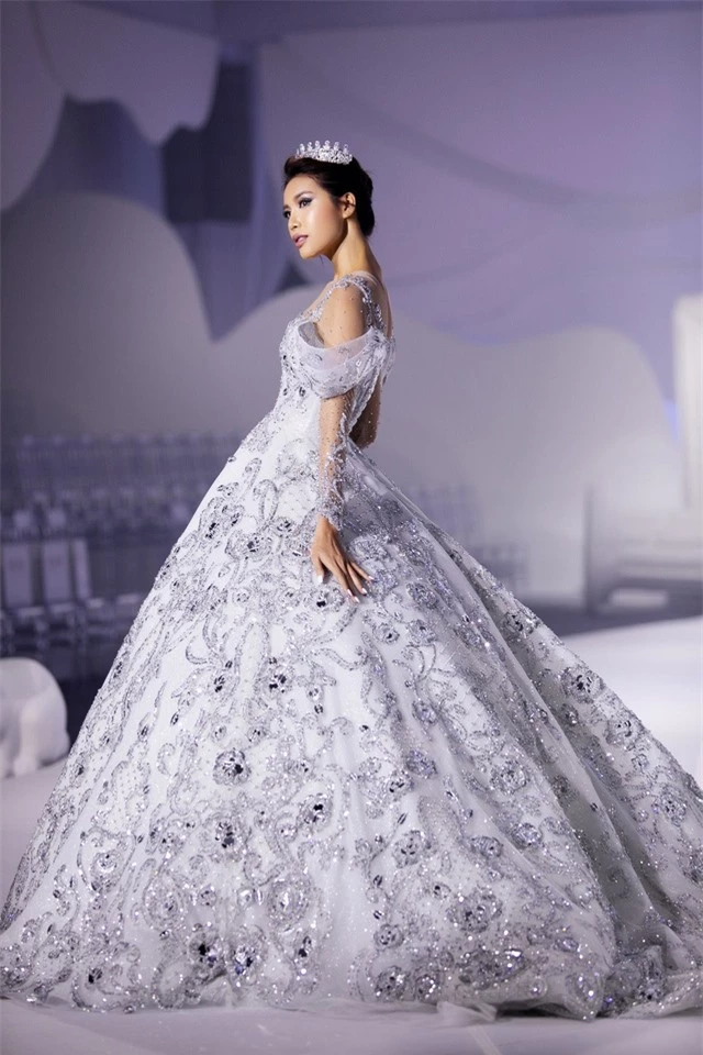 Choáng với bộ váy 50.000 viên pha lê của siêu mẫu Minh Tú - Ảnh 3.