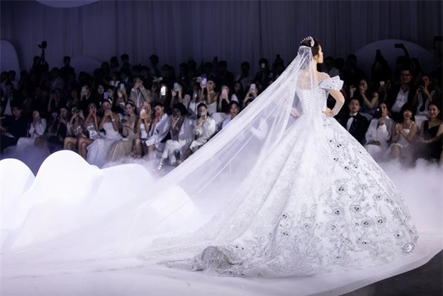 Choáng với bộ váy 50.000 viên pha lê của siêu mẫu Minh Tú - Ảnh 4.