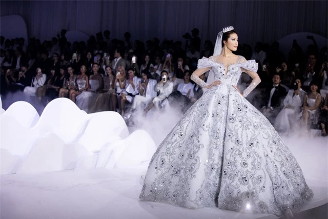 Choáng với bộ váy 50.000 viên pha lê của siêu mẫu Minh Tú - Ảnh 6.