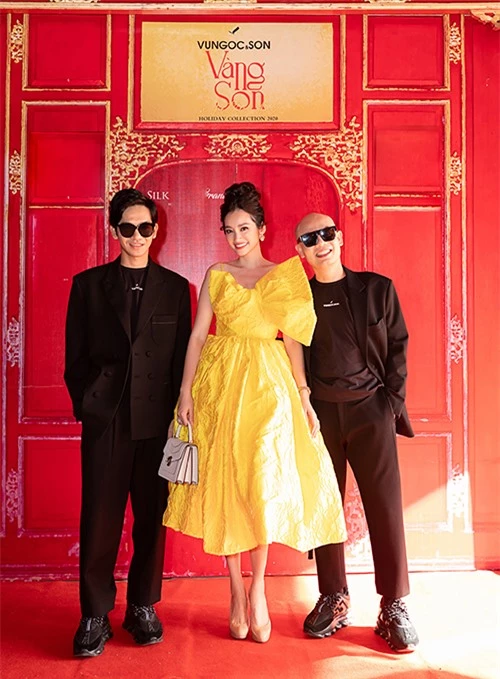 Show diễn cá nhân thứ 5 của Vũ Ngọc và Son quy tụ nhiều người đẹp nổi tiếng. Trúc Diễm (đứng giữa) chọn váy xoè cổ điển khi đến cổ vũ hai nhà thiết kế lần đầu làm show trong Đại Nội Huế.