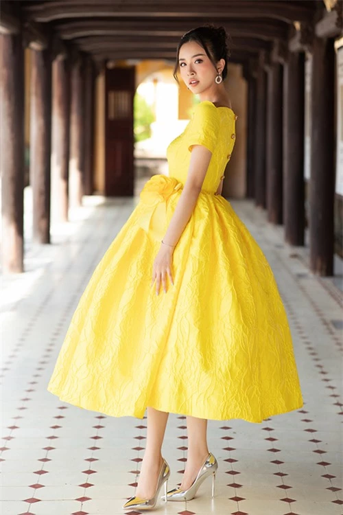 Á hậu Thuý An xinh xắn với váy tùng xoè mang phong cách cổ điển của thập niên 1960.