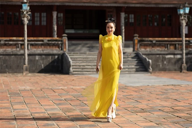 Mai Thu Huyền chọn váy lụa trang trí tay bồng đi kèm xẻ tà để tôn nét duyên dáng khi đến Đại Nội Huế xem show thời trang.