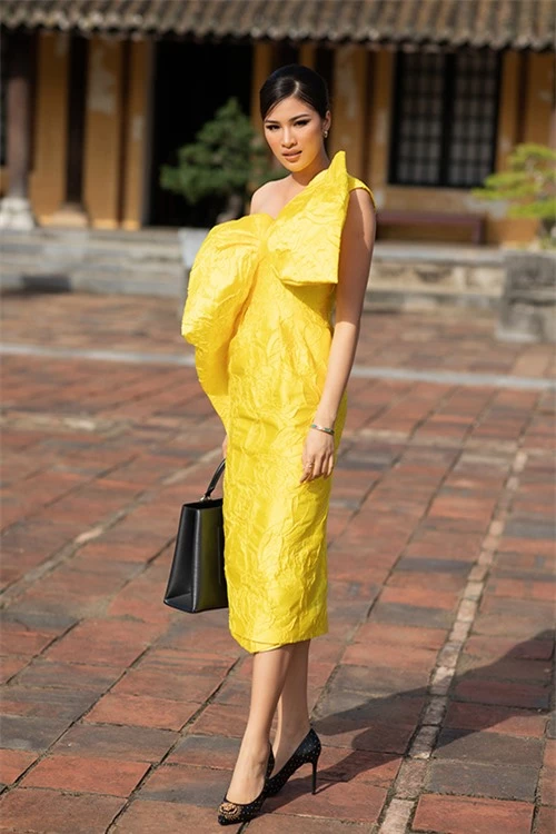 Người mẫu Nguyễn Thị Thành diện váy nơ to bản nằm trong bộ sưu tập mới nhất của Vũ Ngọc và Son.