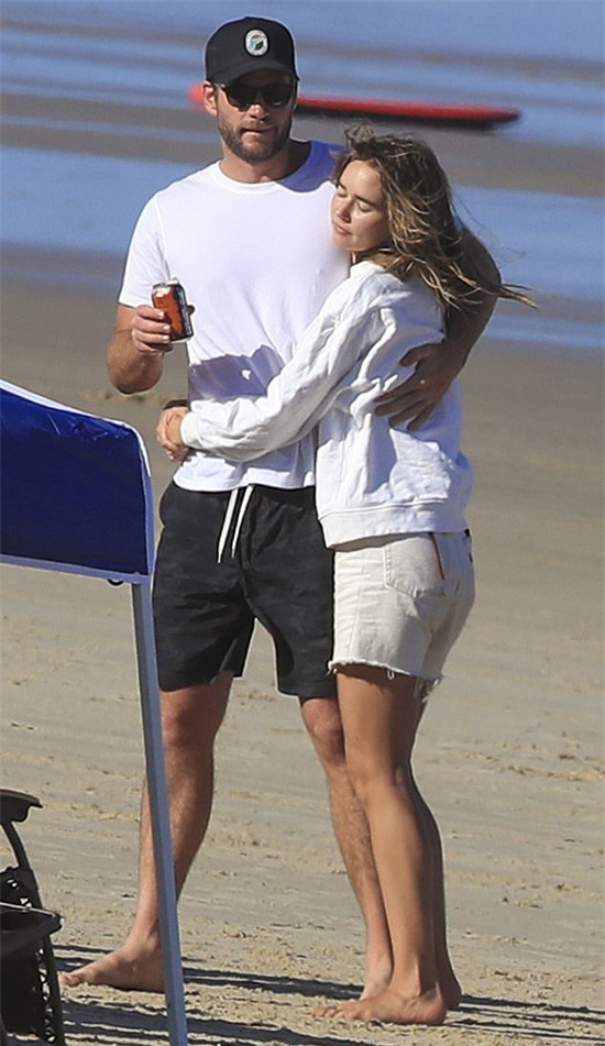 Liam Hemsworth choàng tay ôm Gabriella Brooks giữa tiết trời se lạnh ở vịnh Byron, Australia.