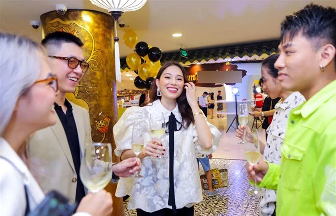 Đông đảo bạn bè của Linh Rin là các food blogger và KOLs tham dự sự kiện này. Linh Rin thu hút sự chú ý của khách mời bằng nụ cười tươi rạng rỡ và tính cách thân thiện, cởi mở.