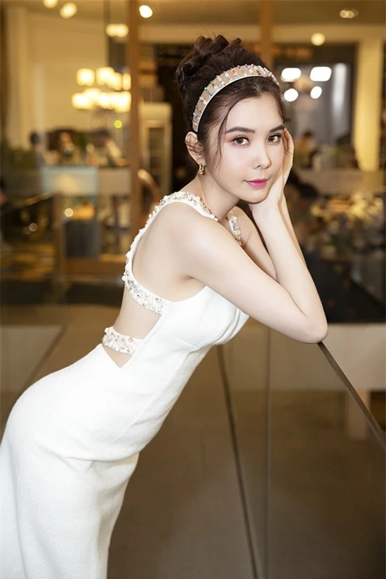Hoa hậu Huỳnh Vy ghi điểm nhờ phối trang phục và phụ kiện đồng điệu.