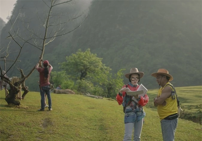 Đạo diễn Mai Thu Huyền trao đổi với êkíp tại bối cảnh quay ở rừng núi Cao Bằng.