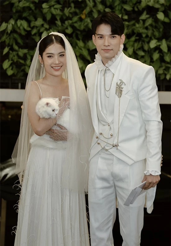 Nam Anh gây chú ý khi diện trang phục cô dâu sánh đôi bạn trai mới Sỹ Hưng dự triển lãm cưới ở TP HCM, tối 4/10.
