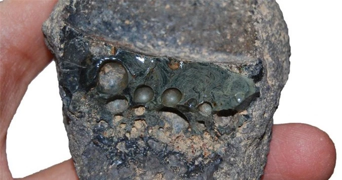 Sốc: Sản phẩm của thế kỷ 20 xuất hiện ở hầm mộ, di tích Ba Tư 1.000 năm - Ảnh 1.