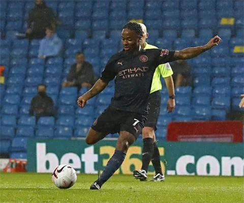 Sterling là người ghi bàn duy nhất giúp Man City hòa Leeds 1-1 tại vòng 4 