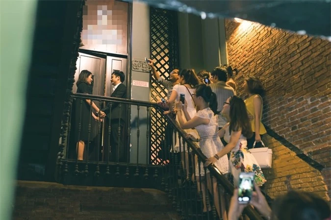 Vân Trang nhận lời cầu hôn trước sự chứng kiến của nhiều bạn bè hồi 2015.