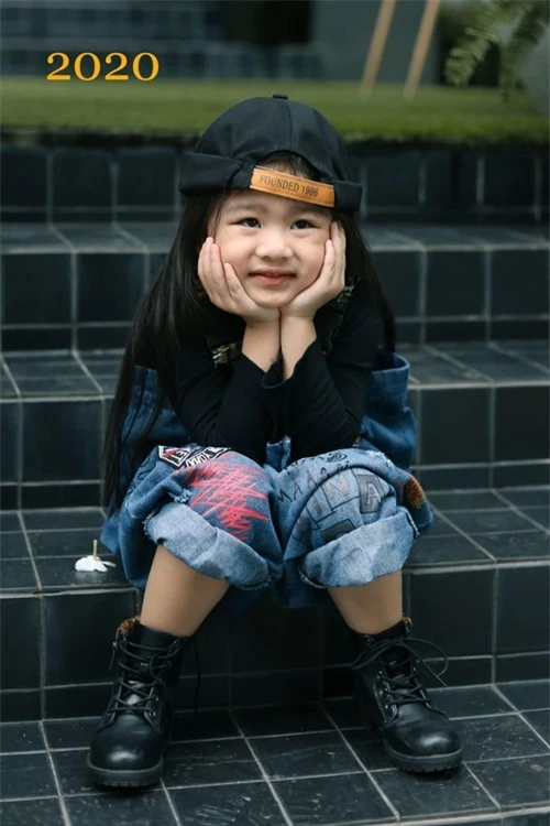 Cô bé được mẹ Vân Trang lựa chọn trang phục sành điệu, khoe vẻ đáng yêu ở tuổi lên bốn.