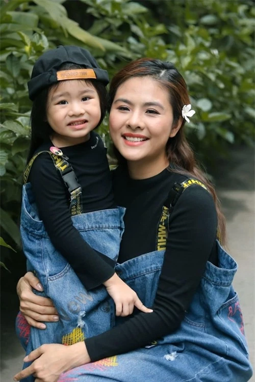 Vân Trang bầu bạn thân thiết với con gái.
