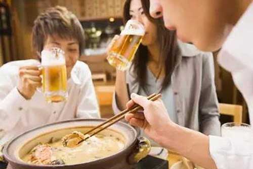 6 thói quen ăn uống tàn phá dạ dày ngay trong bữa cơm nhà bạn