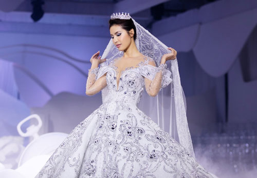 Choáng với bộ váy 50.000 viên pha lê của siêu mẫu Minh Tú