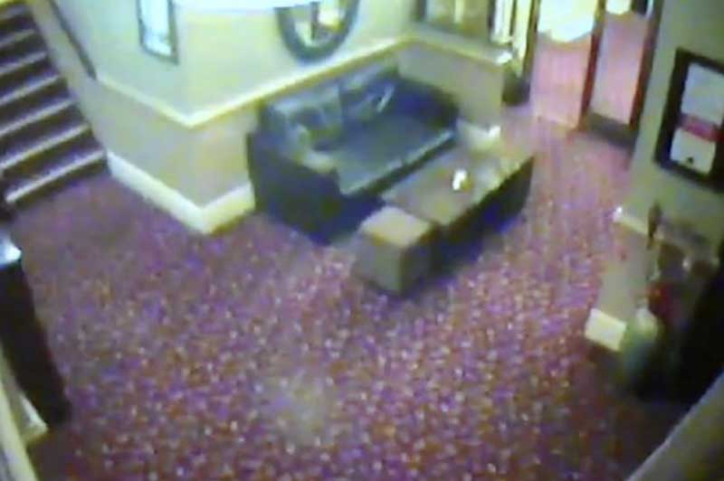 ‘Hết hồn’ khi phát hiện ‘bóng ma’ bí ẩn di chuyển trong quán rượu