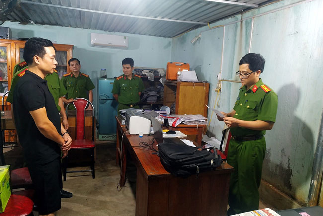 Bắt quả tang một cán bộ địa chính nhận hối lộ