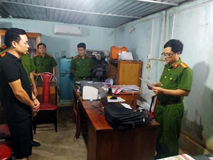 Bắt quả tang một cán bộ địa chính nhận hối lộ