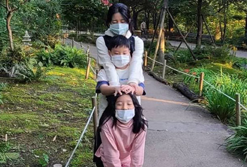 'Nàng Dae Jang Geum' đăng ảnh bên cặp sinh đôi nhưng có điều gì đó không ổn ở đây