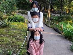 'Nàng Dae Jang Geum' đăng ảnh bên cặp sinh đôi nhưng có điều gì đó không ổn ở đây