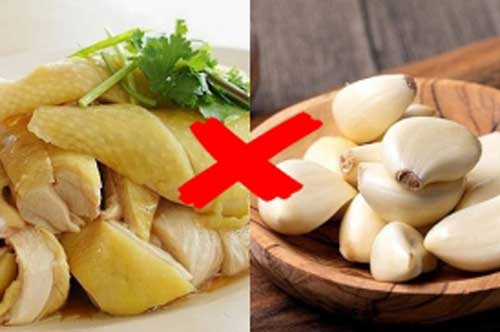 Những thực phẩm ăn cùng tỏi sẽ sinh độc tố, chớ dại dùng thử