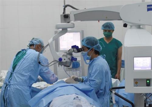 Phẫu thuật thay khớp háng được bảo hiểm chi trả thế nào?