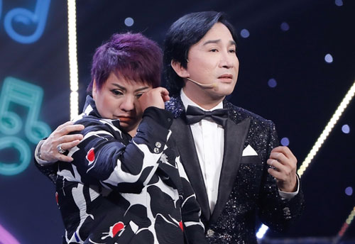 'Ca sĩ ẩn danh' trốn trong toilet khóc vì nhớ nghề