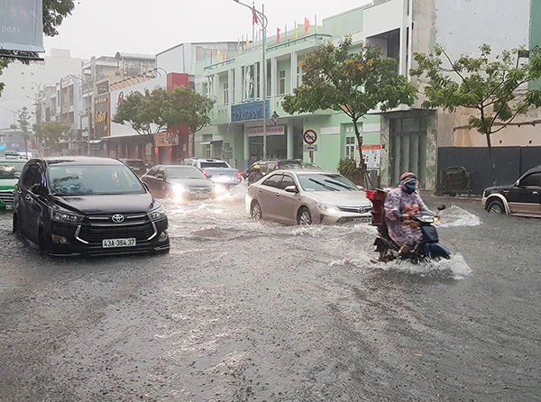 Nhiều tuyến đường ở khu vực trung tâm TP Đà Nẵng bị ngập nặng trong cơn bão số 5 vừa qua dù cơn bão này không đổ trực tiếp vào địa bàn TP