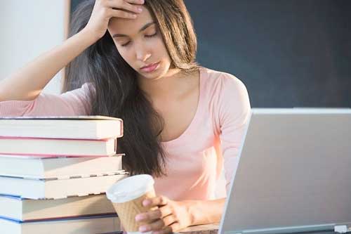 Mới sinh con được một tháng, em gái tôi đòi tự tay đi làm giấy khai sinh cho con, khi về, nhìn dòng tên trong đó mà cả nhà tôi bàng hoàng