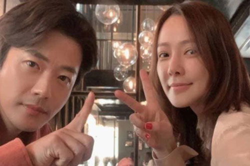 Tài tử 'Nấc thang lên thiên đường' kỷ niệm 12 năm ngày cưới, nhan sắc bà xã tuổi 40 mới là tâm điểm chú ý