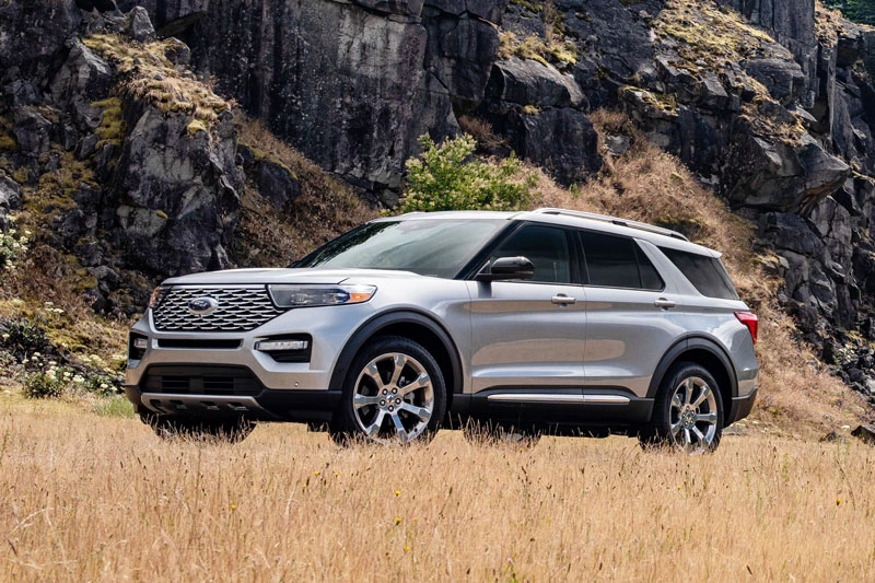 10. Ford Explorer 2020 (điểm tổng thể: 7,4/10, giá khởi điểm: 32.765 USD).