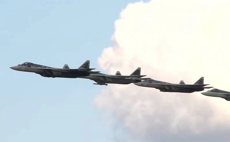 Tiêm kích tàng hình Su-57 của Nga mang tên lửa không đối không tầm xa K-77. Ảnh: Military Watch.