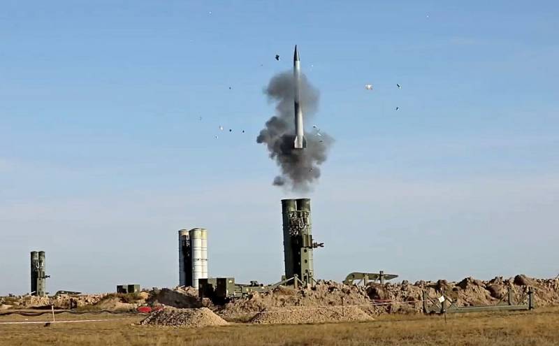 Hệ thống tên lửa phòng không S-400 của Nga bắn đạn thật. Ảnh: Topwar.
