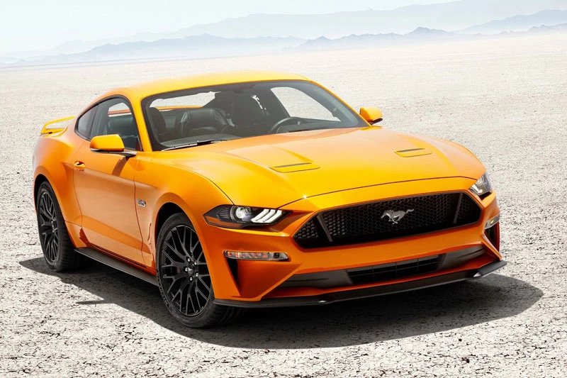 2. Ford Mustang 2020 (điểm tổng thể: 8,8/10, giá khởi điểm: 26.670 USD).