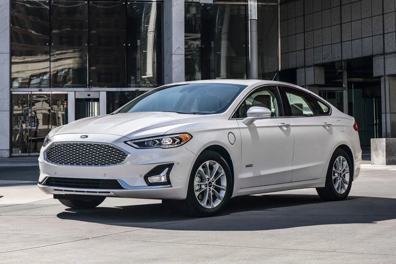 5. Ford Fusion 2020 (điểm tổng thể: 8,1/10, giá khởi điểm: 23.170 USD).