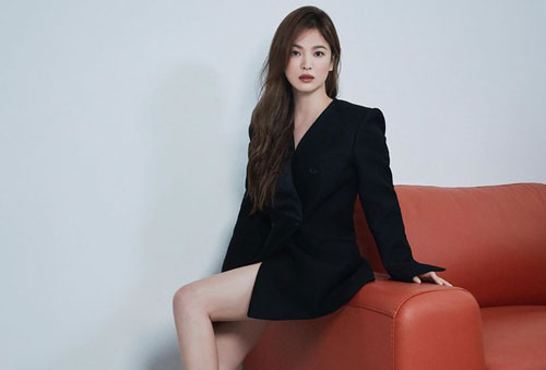 Song Hye Kyo gợi cảm bất ngờ với style tóc nâu môi trầm