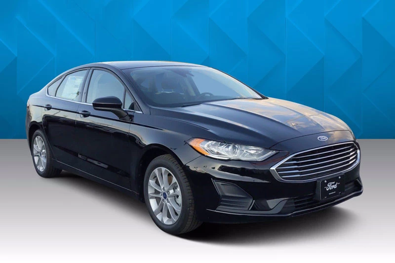 7. Ford Fusion Hybrid 2020 (điểm tổng thể: 7,9/10, giá khởi điểm: 28.000 USD).