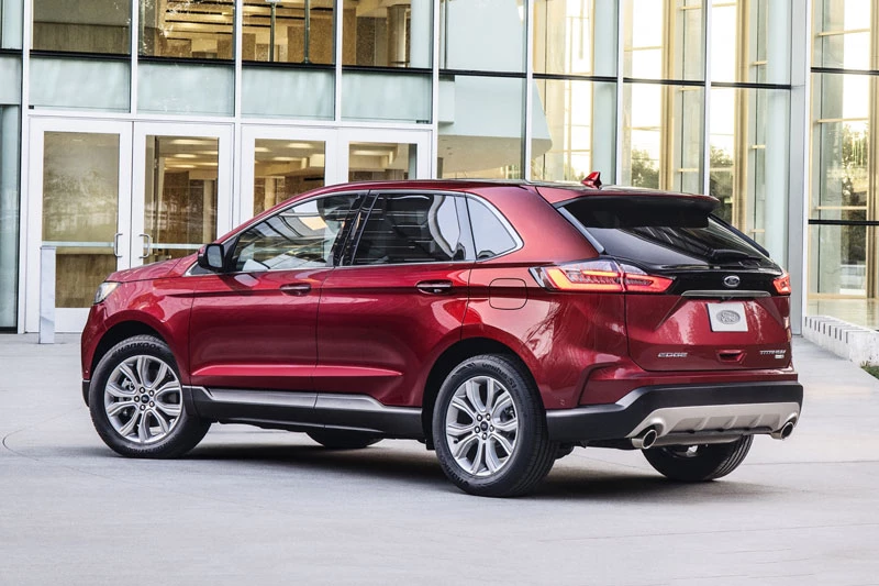 8. Ford Edge 2020 (điểm tổng thể: 7,7/10, giá khởi điểm: 31.100 USD).