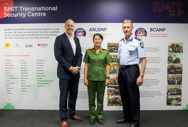Hình 2:Từ phải qua trái: Đại tá Roger Brown (Trưởng sĩ quan liên lạc Cảnh sát Liên bang Úc tại Việt Nam), Thượng tá Vũ Thu Hạnh (Bộ Công an Việt Nam) và ông Phillip Dowler (Trưởng cơ sở Hà Nội, Đại học RMIT).