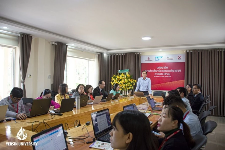 Các chuyên gia tập huấn cho đội ngũ giảng viên của Trường Đại học Yersin Đà Lạt tham gia giảng dạy SAP.