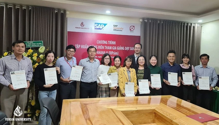 Trao giấy chứng nhận hoàn thành khóa tập huấn giảng dạy SAP cho các giảng viên Trường Đại học Yersin Đà Lạt.