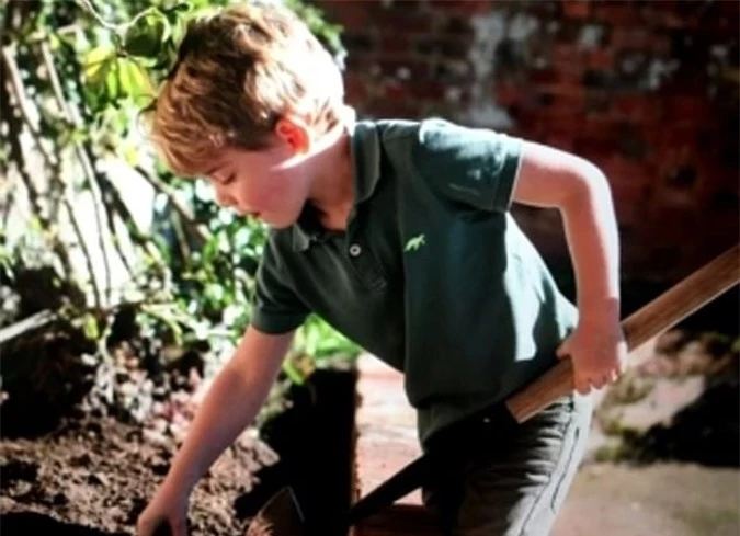 George xúc đất làm vườn cùng bố mẹ. Ảnh: ITV.
